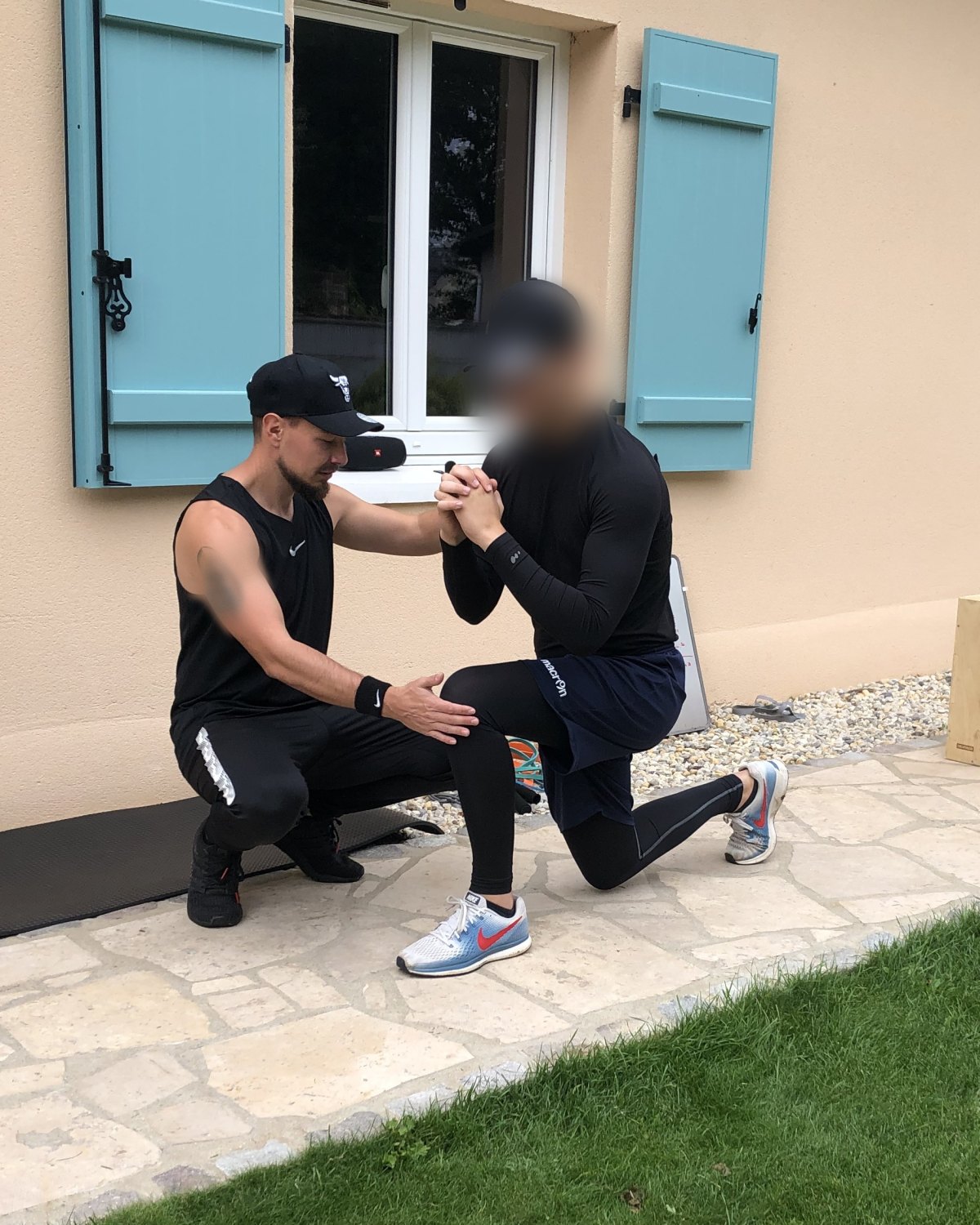 Séance de coaching sportif à domicile en extérieur, encadrée par un coach ACFIT à Chartres